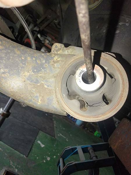 tiida後扭力樑鐵套更換 tiida後扭力樑鐵套更換