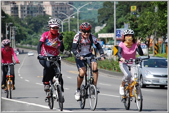 騎腳踏車戴安全帽.jpg