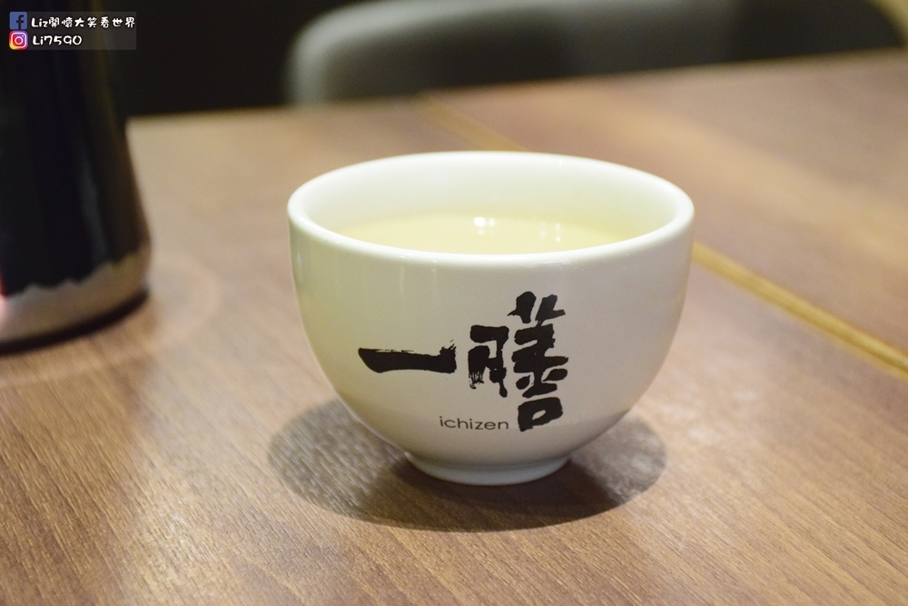 【台中文心秀泰美食】一膳DSC_0459Liz開懷大笑看世界.JPG