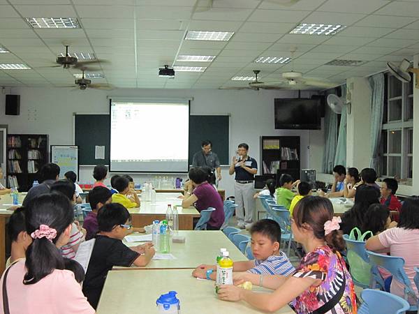 01李主任歡迎主講人及參加的家長和小朋友.JPG