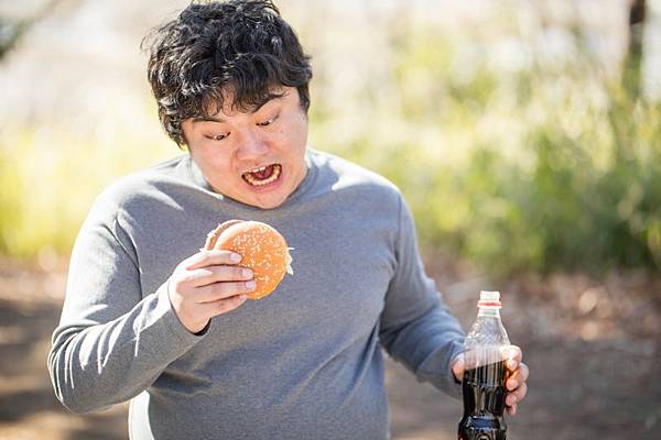 請問你們到底有多餓？為什麼老是要把非食物（食品）的商品吃下肚