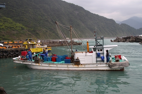宜蘭東澳 粉鳥林漁港 散散步 釣魚 買定置網魚貨 Clare的生活品味 台灣旅遊 痞客邦 宜蘭東澳 粉鳥林漁港 散散步 釣魚 買定置網魚貨 Clare的生活品味 台灣旅遊 痞客邦