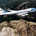 600-Air_Force_One_over_Mount_Rushmore.jpg