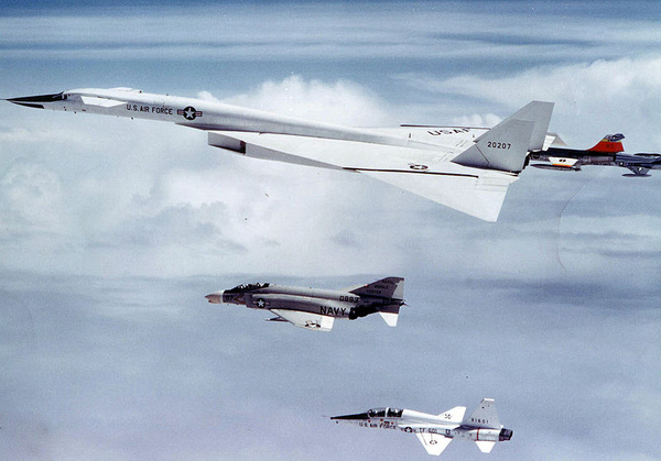 800px-North_American_XB-70A_Valkyrie_in_formation_061122-F-1234P-036.jpg
