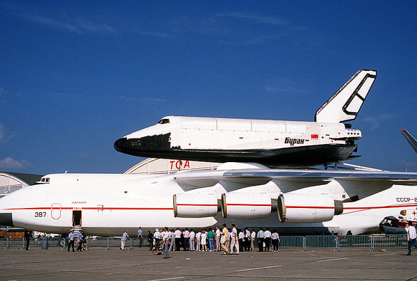 800px-Buran_on_An-225_(Le_Bourget_1989)_1.jpg