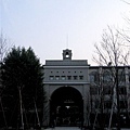 其實神社前的市集走一走就看到京都大學的側門....