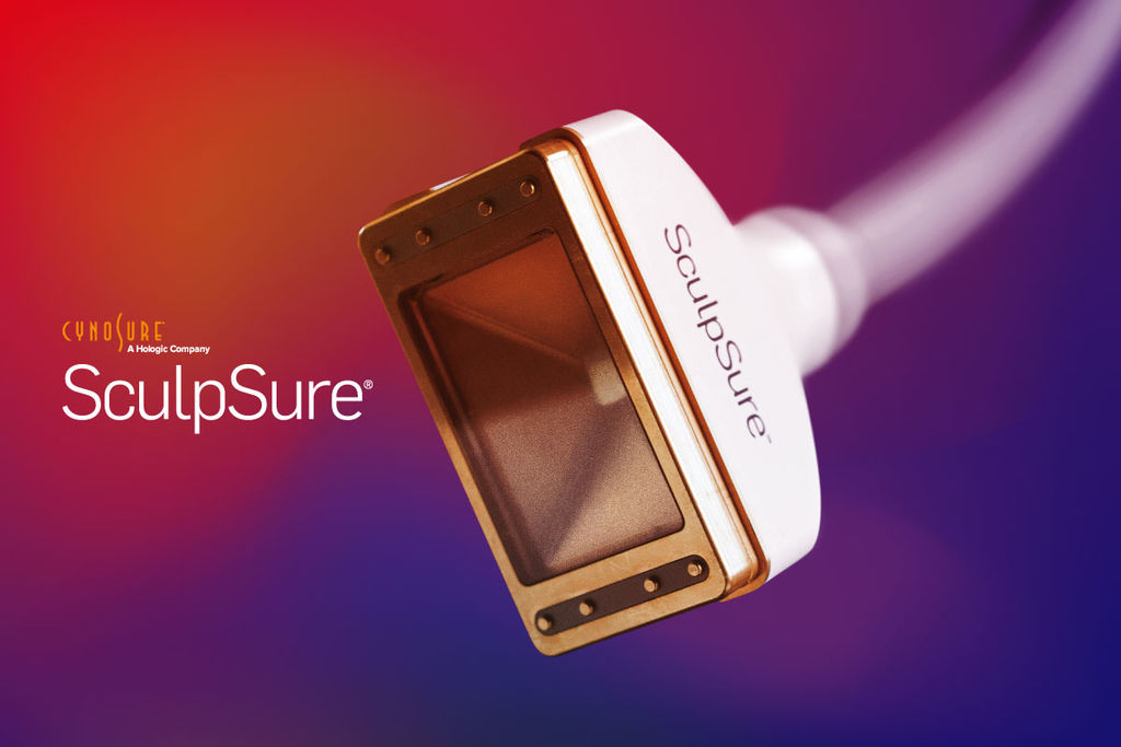 全球體雕正「熱」!SculpSure熱力堆疊。輕鬆打造完美曲線! 主圖 SculpSure二極體雷射體雕從一在歐美上市,即創下二年銷售2000台的傲人成績,其25分鐘可治療四個部位的特性,突破了過去傳統體雕設備耗時費力的治療瓶頸,以更省時、省力、CP值高之姿,為全球體雕市場帶來全新的氣象! 你做的探頭美圖 SculpSure 二極體雷射體雕為非侵入性體雕儀器,目的在於針對身體局部贅肉比較難消除的頑固脂肪做治療,同時也適合用於抽脂手術後做緊緻及精雕的輔助,打造出更完美的曲線。 SCULPSURE可治療的部位圖 SculpSure 二極體雷射體雕的原理是以雷射做為能量來源,利用1060nm波長,將能量傳達到皮下2~4公分深度的脂肪層,破壞脂肪細胞後,再經由淋巴逐漸代謝,達到局部雕塑的效果。 SculpSure 二極體雷射體雕4大優勢: 一、25分鐘 減少24%脂肪 圖片一張 圓餅圖示 有別於目前市場上其它體雕設備單次治療時間漫長(35分-1小時)缺點,SculpSure只需25分鐘即完成治療,且單次治療平均可減少24%的脂肪,不僅治療效率高,效果也更好! 二、4部位 零死角 四個探頭的圖片 SculpSure一次具備四個探頭,同時經特殊設計,只要可平貼的位置都能治療,因此除了一次能「多部位」治療外,亦不侷限於脂肪厚度,不論大範圍或小面積都能治療,連同治療區域的邊緣都能精準作用!  三、熱力堆疊 層層穿透 幫馬姐的熱力堆疊做一張圖 SculpSure的雷射能量是「堆疊式」地從皮膚表層向下穿透至脂肪層,加上熱能的穿透及擴散力,可精準針對各種厚度的脂肪(包含頑固脂肪)加熱,醫師在使用上也客製化的根據每個患者的需求做療程上的調整,治療效果更全方位。 四、安全溫度 免憂疼痛 溫度圖 SculpSure的治療溫度控制在42-47度C,讓脂肪細胞受到熱損傷而代謝,這個溫度不會造成肌膚受傷,再加上配有表皮冷卻系統,讓整體治療過程也更為舒適! SculpSure 二極體雷射體雕的優勢在於能改善過去傳統體雕設備的治療缺點與副作用,更貼近市場需求實際經營導向,亦能更靈活運用,對醫師及消費者都將是更具經濟效益的全新好選擇! sculpsure減脂抽脂溶脂瘦身減肥體雕小腹運動