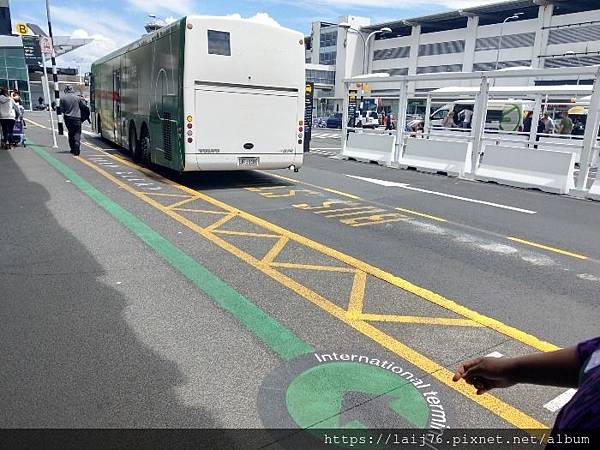 紐西蘭航空直飛 搭巴士至國內線機場.jpg