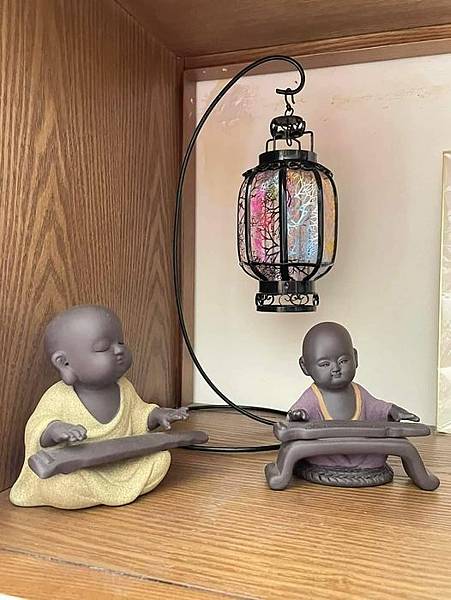 供燈點燃智慧光，照亮世界除無明，般若智慧之心燈，身心靈充滿能