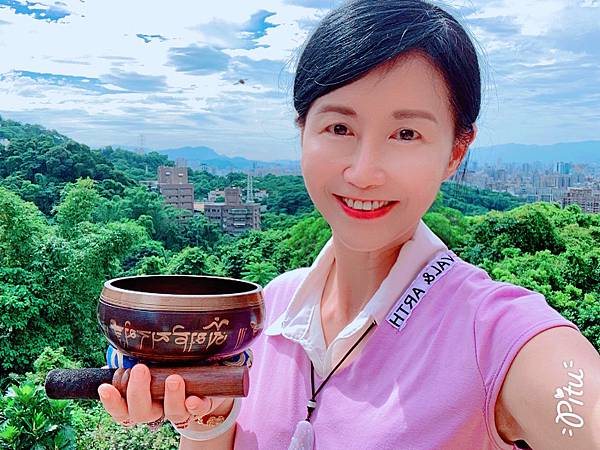 傳遞喜悅心笑容，散發溫暖心光輝，發善心增添福德，歡喜自在心豐