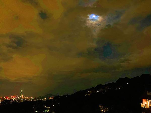 滿月日透亮許願，願世界充满大愛，感恩心淨諸事通，營造祥和能量