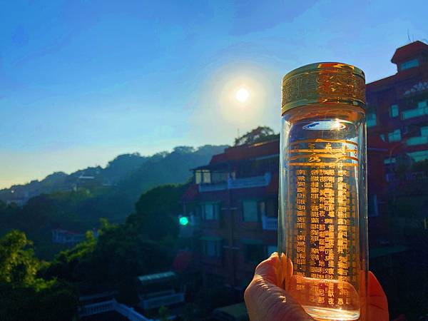 練氣後太陽暢飲，敬太陽神一杯水，甘露法水很香甜，心淨頭頂發清