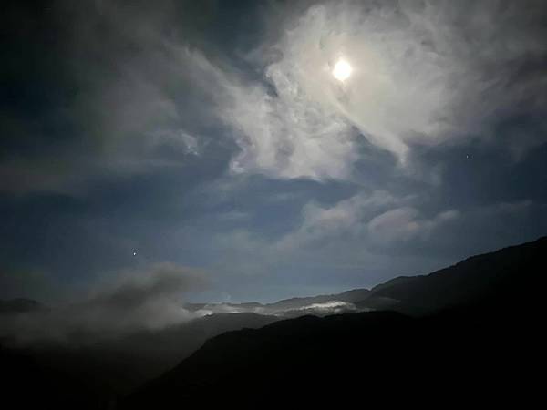 自性顯現清淨光，自性無量光現前，意識喜生心頂禮，自性清淨的本