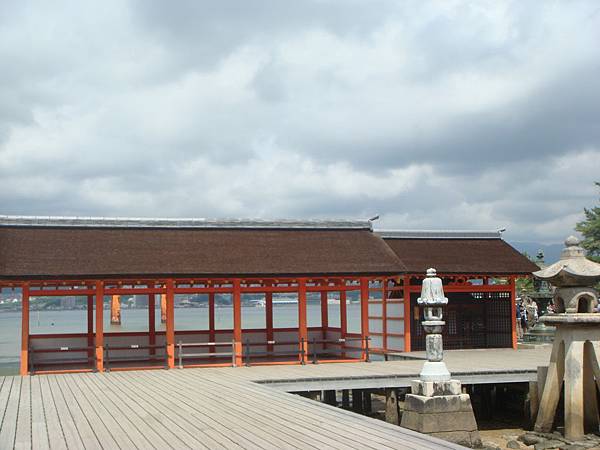 樂房與門神社