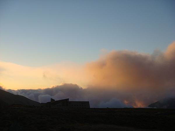夕陽、雲霧、瓦斯