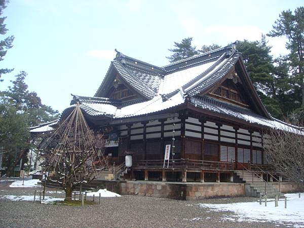 尾山神社正殿側面