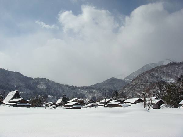 藍天白雪小屋