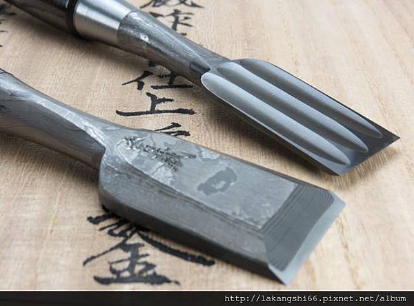 木目仕上，鋼面凹槽(三枚)與鋼背百褶打造(1) (640x473)