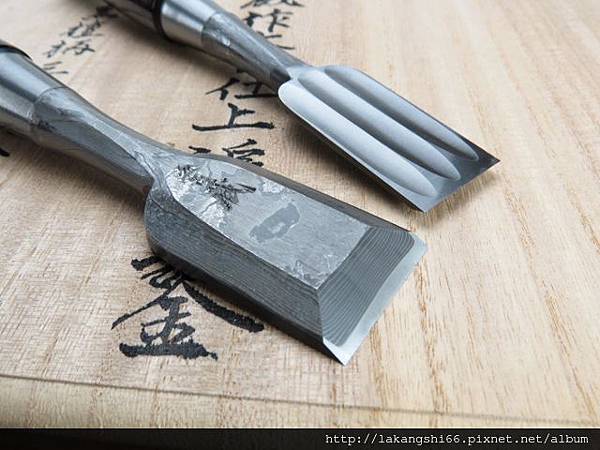 木目仕上，鋼面凹槽(三枚)與鋼背百褶打造(2) (640x480)