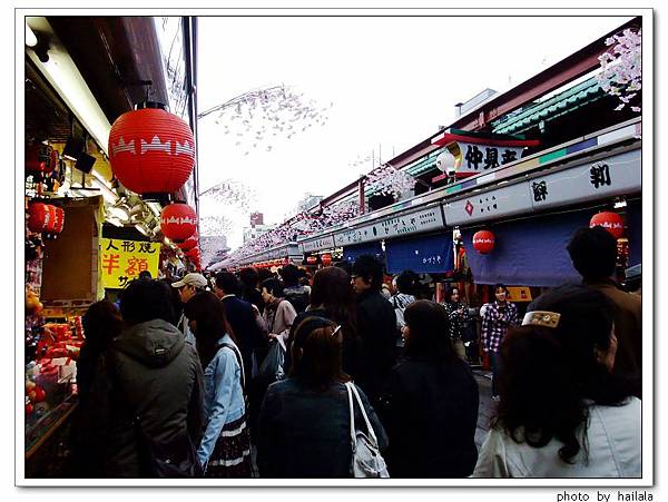 左右兩側全是小吃店　手工藝品店