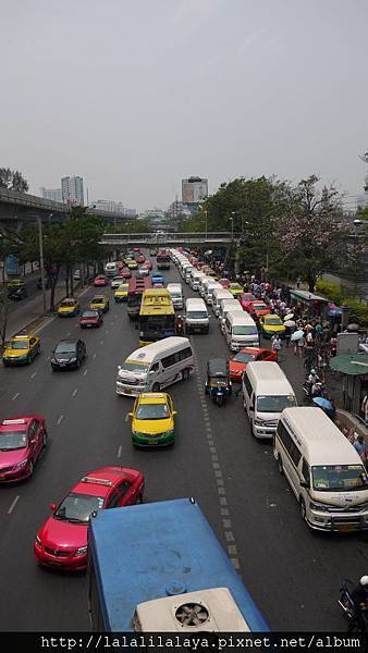 滿滿的計程車 旅行團 還有已經被當地人停滿的停車場 跟擠爆的人