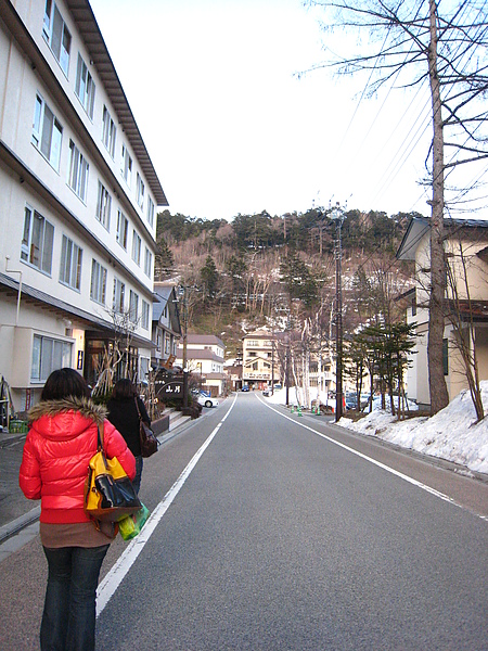 到湯元囉~步行前往旅館，路邊都積雪耶!!