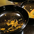 碗底亦有金色花樣。