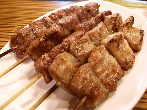 紅蜻蜓食事處 鹽燒梅花豬肉串(左) 鹽燒豬頸肉串(右)