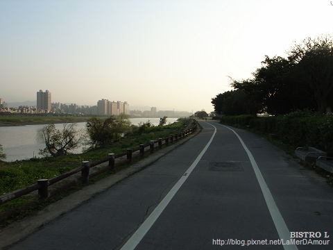 新店溪河濱自行車道：中正河濱公園