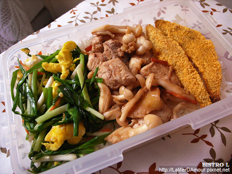 便當菜:沙茶白菇雞丁、韭菜炒蛋、香酥柳葉魚 便當菜:沙茶白菇雞丁、韭菜炒蛋、香酥柳葉魚