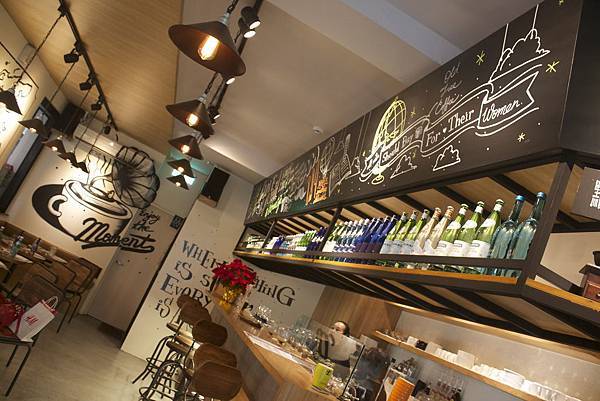 『美食體驗』跨越40年間,台北老樹咖啡老店二代店『O’tree Café』跨世代傳承吸虹式咖啡體驗與義式安德睿主廚現場手作提拉米蘇分享。