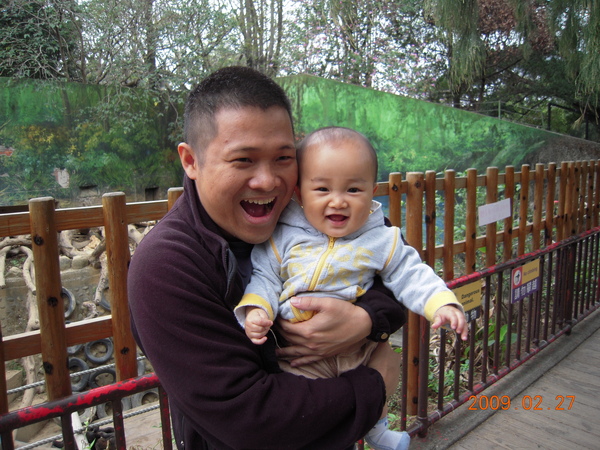 笑開懷的父子