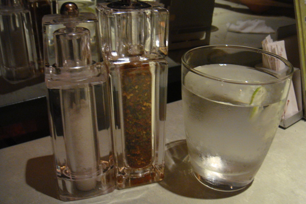 左:粗鹽．中:梅粉．右:檸檬水
