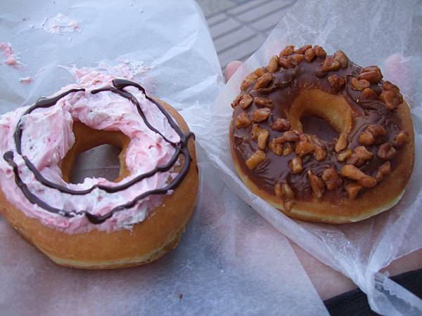 110428Krispy Kreme-Milky strawberry 180&Caramel walnuts 180 110428Krispy Kreme-Milky strawberry 180&Caramel walnuts 180