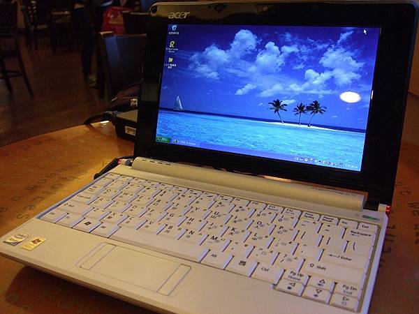 Acer Aspire One珍珠白螢幕和鍵盤