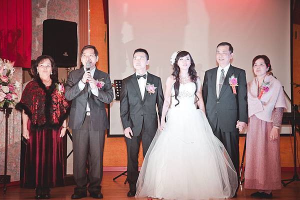 第一次上台講話:新郎爸爸致詞中 第一次上台講話:新郎爸爸致詞中