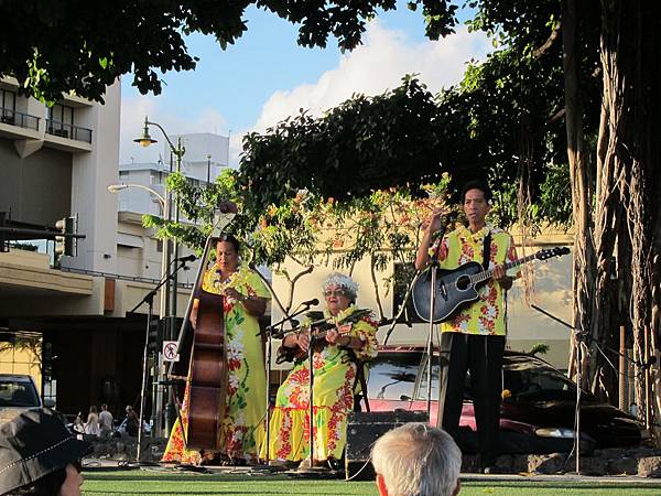 120621 Kuhio Beach Hula Show (3)