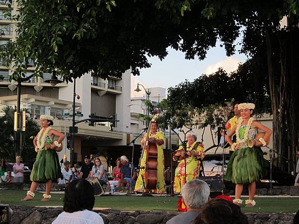 120621 Kuhio Beach Hula Show (15)