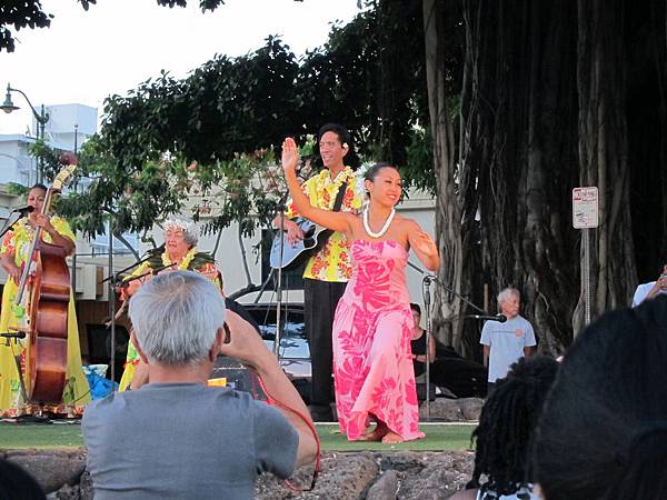 120621 Kuhio Beach Hula Show (21)