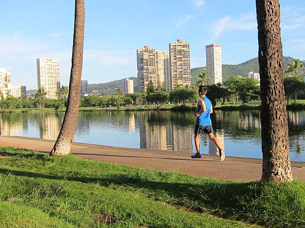 131205-1 Running at Waikiki (1)