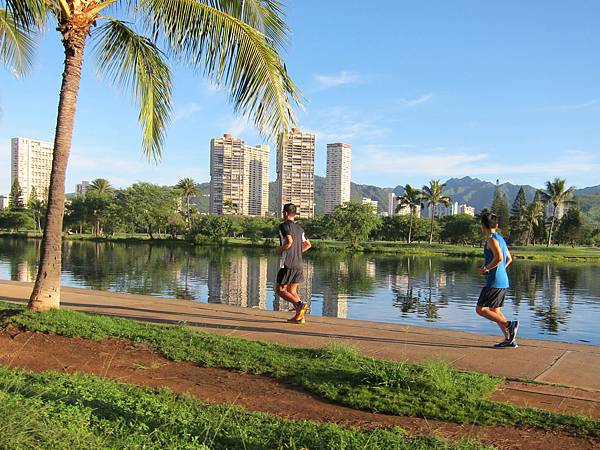 131205-1 Running at Waikiki (2)