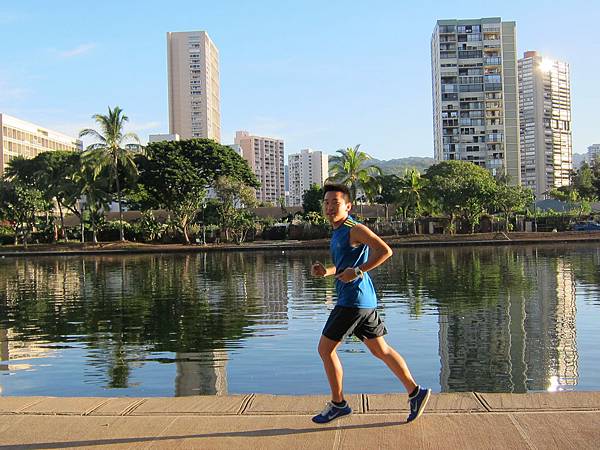 131205-1 Running at Waikiki (4)