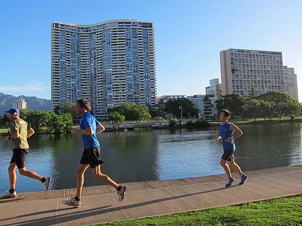 131205-1 Running at Waikiki (5)