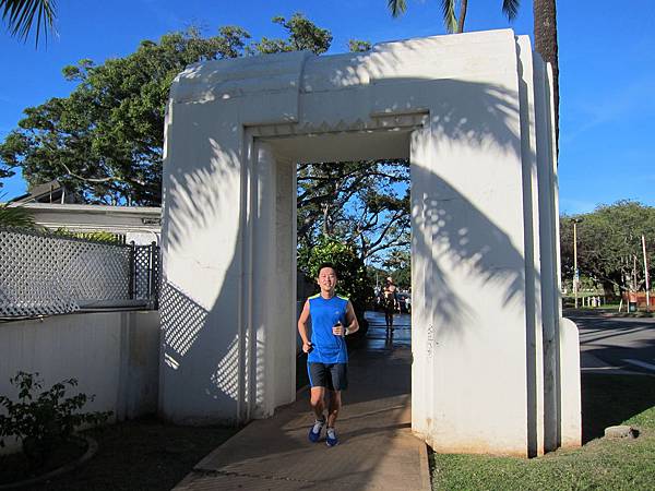 131205-1 Running at Waikiki (6)