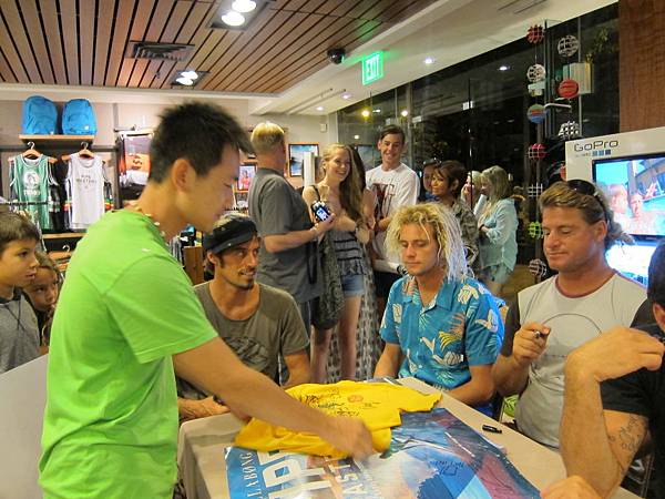 131207-5 Billabong Team Signing (7)