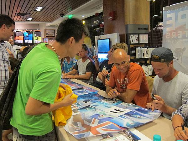 131207-5 Billabong Team Signing (9)