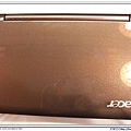 Acer Aspire One金燦棕筆電外殼（黃光源下拍攝）