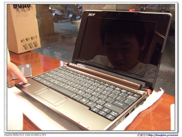 Acer Aspire One金燦棕螢幕和鍵盤