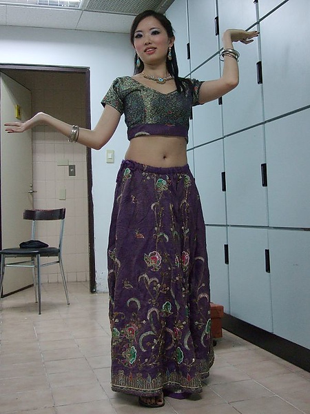 在後台拍Kajra Re完整服裝
