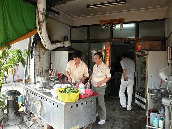 牛肉炒麵好吃還會附牛肉湯唷才60元